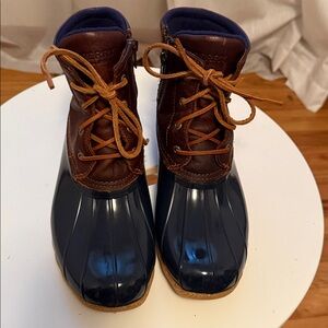 Preowned Women’s  Sperry Duck Boots Navy and Brown Leather Boots. Size 8.5